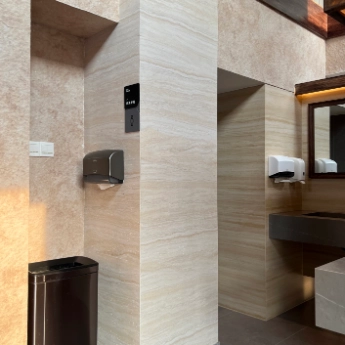 Отделка стен ванной комнаты камнем WAYON, размеры 345x345.